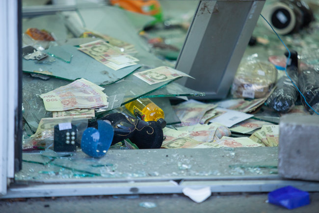 PrivatBank ATM explosion in Dnipro: money stolen, shop damaged 02