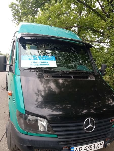 Россияне сбросили с дрона взрывчатку на эвакуационный автобус