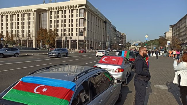 У центрі Києва відбувся автопробіг із прапорами Азербайджану та Туреччини, учасники скандували: Карабах! і стріляли (оновлено) 05