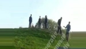 Перехожий побив компанію із двох дівчат і хлопця, які заспівали гімн РФ в центрі Києва: "Іди, бл#дь, щоб я тебе, сука, не бачив!". ВIДЕО