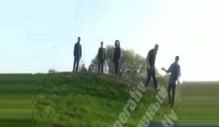 Перехожий побив компанію із двох дівчат і хлопця, які заспівали гімн РФ в центрі Києва: "Іди, бл#дь, щоб я тебе, сука, не бачив!". ВIДЕО