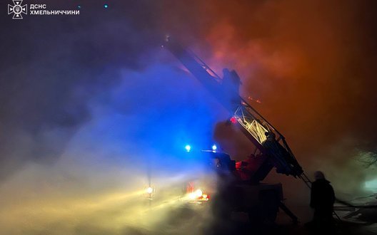 Ворог атакував Хмельницький: спалахнула пожежа на підприємстві (оновлено). ФОТОрепортаж