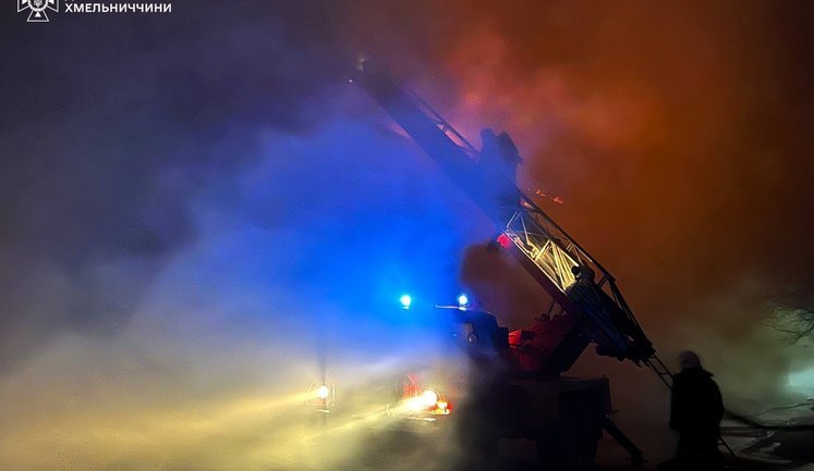 Ворог атакував Хмельницький: спалахнула пожежа на підприємстві (оновлено). ФОТОрепортаж