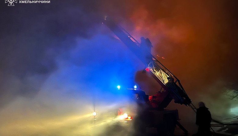 Ворог атакував Хмельницький: спалахнула пожежа на підприємстві (оновлено). ФОТОрепортаж