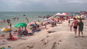Ні масок, ні дистанції: в мережі показали відео з курортної Кирилівки. ВIДЕО