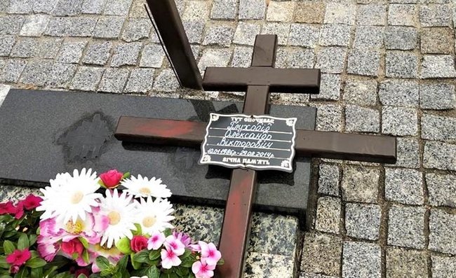 Невідомий поглумився над могилою воїна АТО в Сумах 03