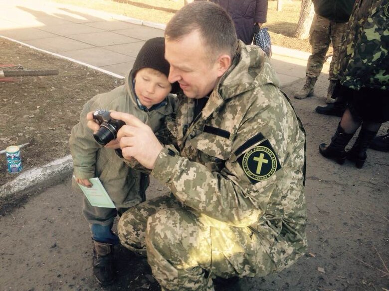 Військовий капелан Олег Усатюк: Телефонує побратим: Танчик вистрілив у мій бліндаж, снаряд упав у трьох метрах - і не розірвався! Пастирю, дякую за молитву! 08