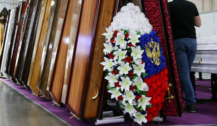 Росіяни почали купувати картонні труни через подорожчання ритуальних послуг