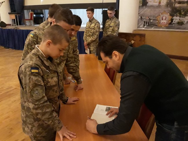 Книгу Круты: 100 лет подвига презентовали лицеистам со всех уголков Украины 04