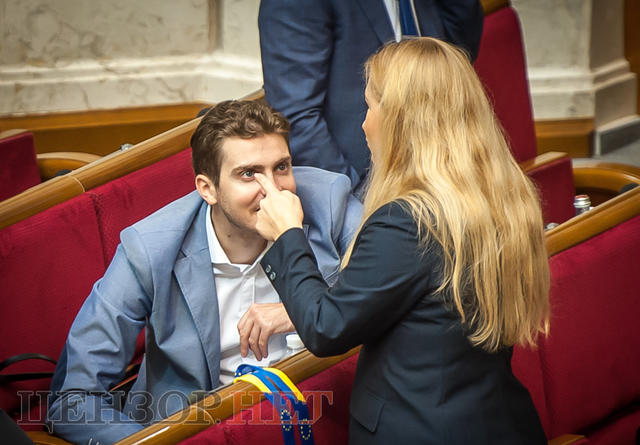 Наметове містечко під ВР, Савченко в стилі мілітарі, анекдот Березенка і напівпорожня сесійна зала, - день 17 жовтня в Раді і біля неї 10