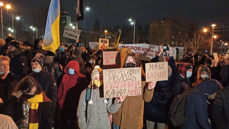 Біля телеканалу НАШ в Києві відбулась акція Вимкніть зброю Росії з вимогою санкцій проти Мураєва 12