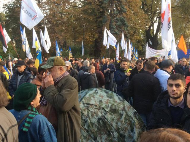 Мітингувальники почали встановлювати намети під Радою 10 Мітингувальники почали встановлювати намети під Радою 10
