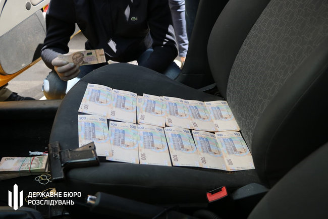 Двох слідчих із Мелітополя підозрюють у вимаганні $10 тисяч у підприємниці за закриття сфабрикованої справи, - ДБР 03