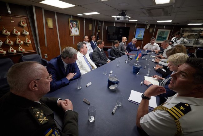 Зеленский посетил в Черном море эсминец Росс ВМС США 02