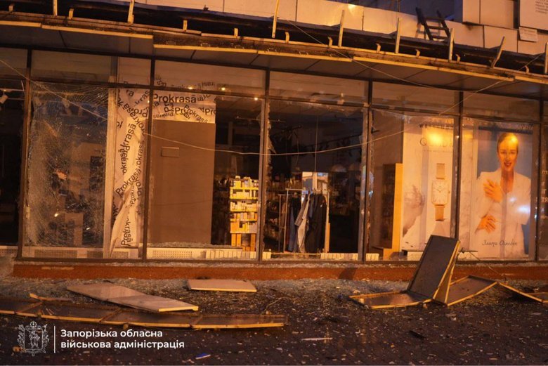 Удар по Запоріжжю 26 лютого: горять квартири, пошкоджено ТЦ