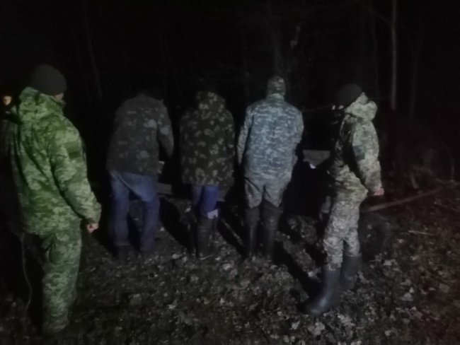 Трое украинцев на двух подводах везли в Беларусь 800 килограммов сала, - ГПСУ 01