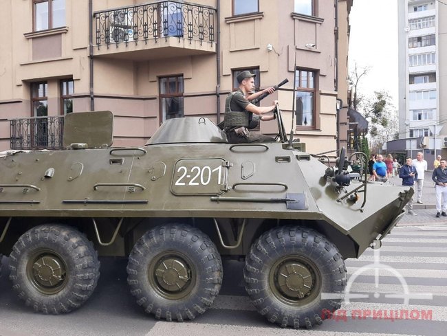 Захват заложников в Луцке: В центр города прибыл БТР 04 Захват заложников в Луцке: В центр города прибыл БТР 04