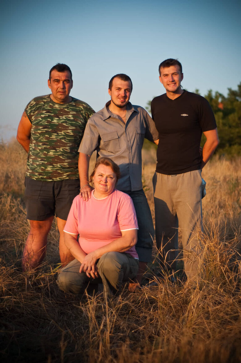 Потерял обоих родителей в Мариуполе: тело отца нашли в доме, а маму взрывной волной выбросило с 8 этажа – история 33-летнего тренера по плаванию Алексея Снежко 01