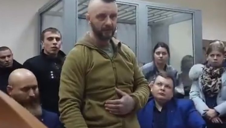 "Мої руки вкриті татуюваннями, вуха зламані, а борода суцільна": Антоненко в суді вказав на відмінності від людини, знятої на камери спостереження. ВIДЕО