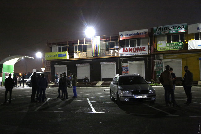 Попытка самосожжения и блокада спецназа: на 7-м километре под Одессой произошли столкновения между турками и сотрудниками СБУ 10