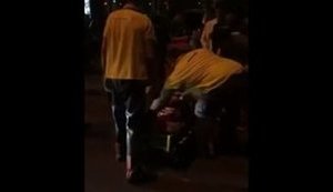 Медики оказывают первую помощь мужчине, сбитому сыном Шуфрича на элитном Bentley. ВИДЕО