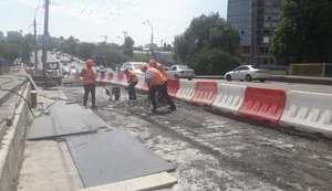 В Киеве начали ремонт еще одного загруженного моста