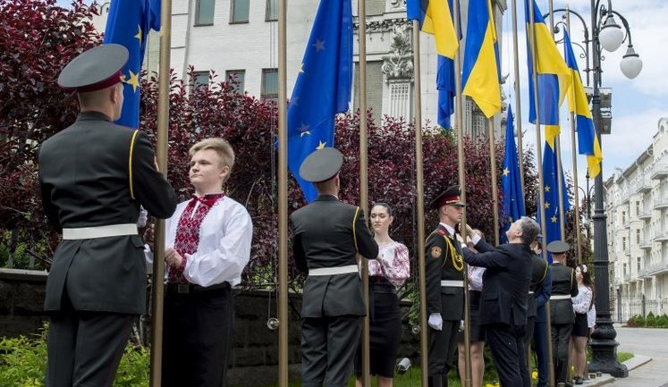 Україна впевнено постає в образі новітньої, перспективної європейської держави - Порошенко у зверненні до Дня Європи. ФОТОрепортаж