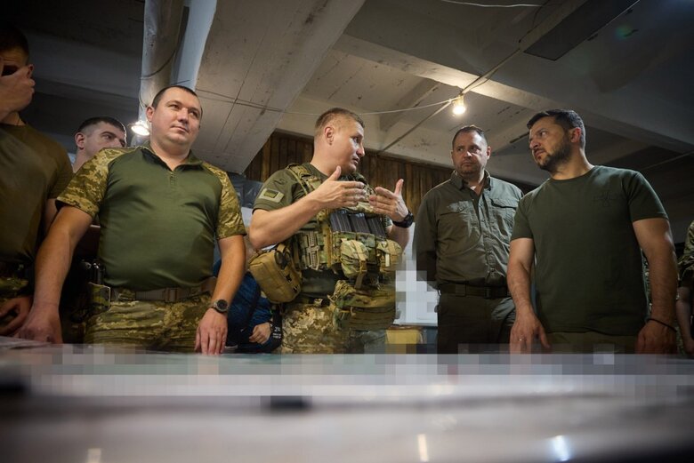 Зеленський відвідав бригади, які ведуть наступальні дії в межах ОТУ Соледар 02