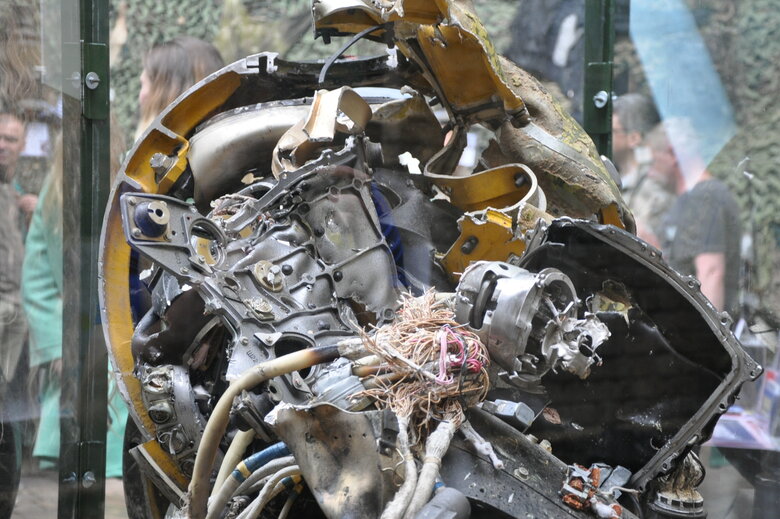 Кресло-катапульта, образцы снарядов и личные вещи рашистов: На Андреевском спуске открылась благотворительная выставка Спротив-2022 55 Кресло-катапульта, образцы снарядов и личные вещи рашистов: На Андреевском спуске открылась благотворительная выставка Спротив-2022 55