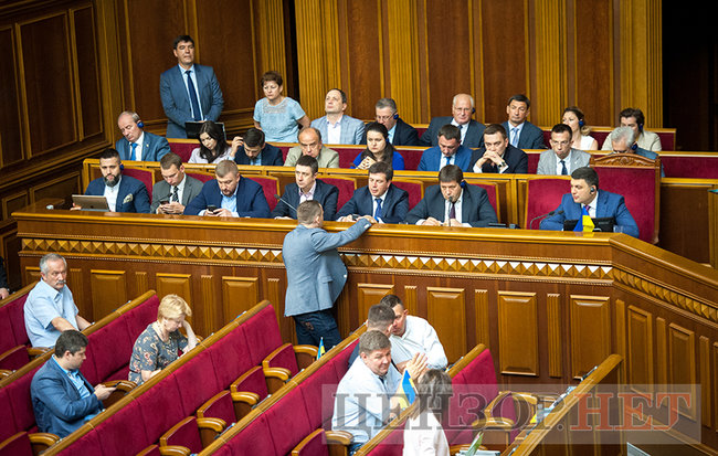 Лозовий, ставши навпочіпки, спантеличив Ляшка, емоційна суперечка Червакової і Карпунцова і порожній сесійний зал, - день роботи ВР 22 червня 02
