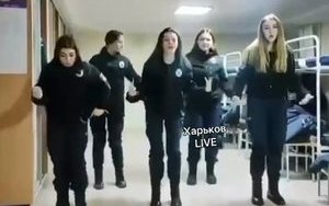"Наколочки, наколочки, гоп, татуировочки": курсантки ХНУВС станцювали під "блатняк", виш почав розслідування. ВIДЕО
