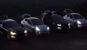 Четыре электрокара американской компании "Tesla" "затанцевали" под знаменитый украинский "Щедрик" Леонтовича. ВИДЕО