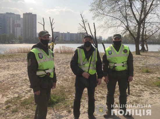Поліція в Києві посилює патрулі біля кладовищ 05