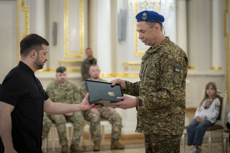 Зеленський вручив нагороди військовим