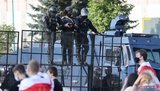 Мінські силовики затримують школярів просто у дворі ліцею БДУ. ВIДЕО