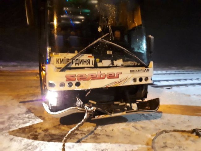 Автобус із пасажирами зїхав з автодороги на залізничне полотно на Волині 01