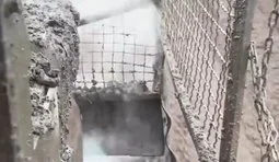 Вражеский FPV-дрон атаковал автомобиль пограничников, однако не смог поразить цель.