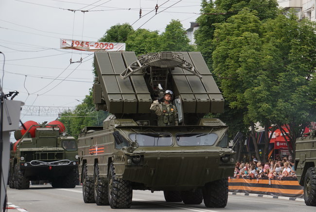 Оккупанты провели в Крыму сразу два военных парада 08