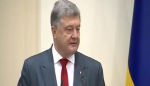 Порошенко в присутності бізнесменів підписав закон з умовною назвою "Маски-шоу стоп-2"