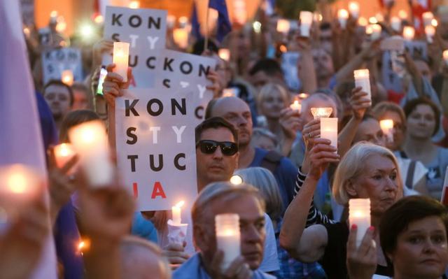 По всій Польщі відбулися багатотисячні демонстрації проти судової реформи 02