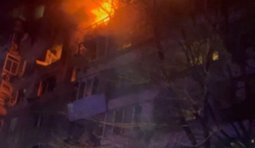 удар беспилотником по многоэтажке