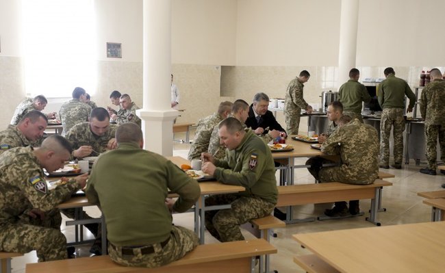 Чотири гуртожитки нового типу для воїнів-контрактників відкрили на Житомирщині 02