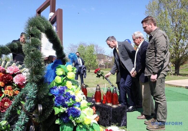 Делегація Конгресу США відвідала Бучу 05