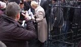 Растрепанную Тимошенко зацеловали возле Генпрокуратуры. ФОТОрепортаж