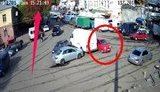 В Одессе пассажиры трамваев 2 часа переставляли с места на место преграждавшую путь малолитражку, водитель которой пошла на "Привоз". ВИДЕО камер наблюдения