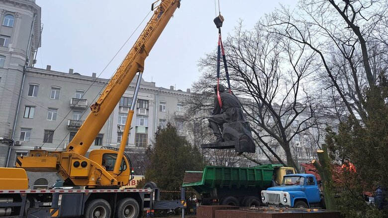 Пам’ятники Горькому й Чкалову демонтували у Дніпрі 01