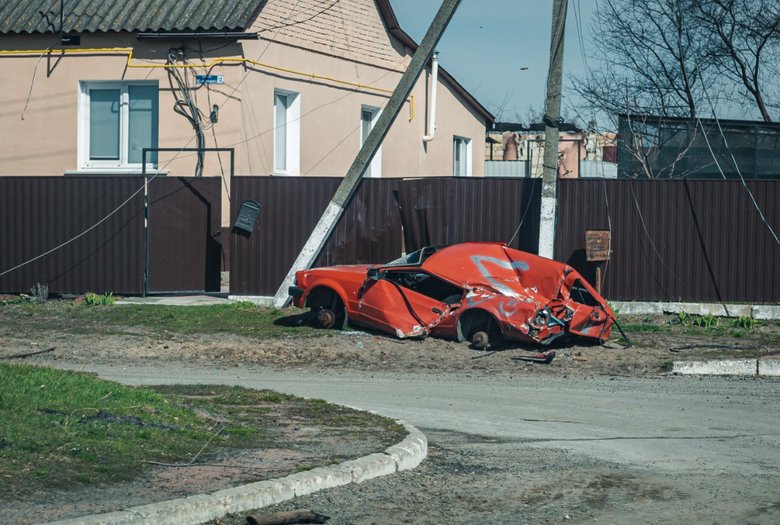 Розчавлені танками автомобілі та знищені вщент багатоповерхівки: найзруйнованіше місто Київщини Бородянка 07