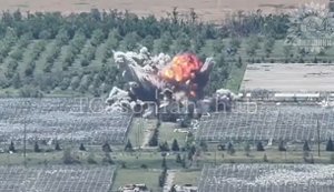 Su-27 fighter pilots hit buildings housing occupiers’ assault groups with aerial bombs near Kostiantynivka. VIDEO