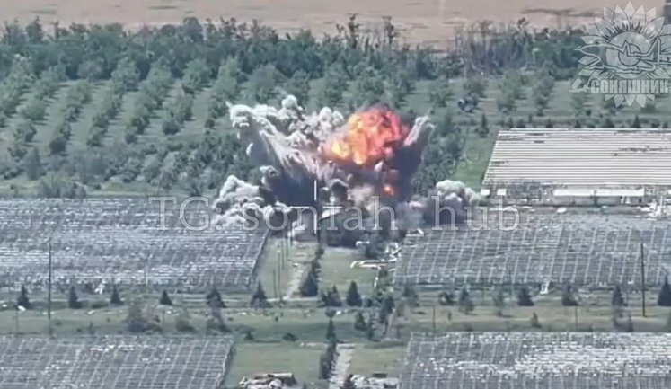 Su-27 fighter pilots hit buildings housing occupiers’ assault groups with aerial bombs near Kostiantynivka. VIDEO