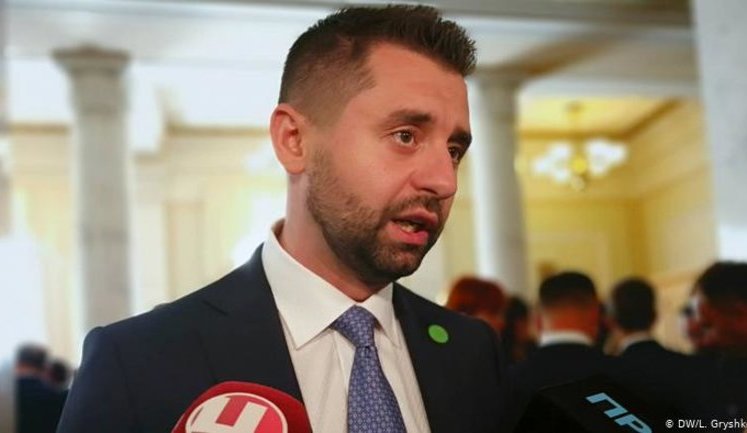 Я буду выносить решение об исключении Скороход из фракции, а с ее мужем пусть работают правоохранительные органы, - Арахамия